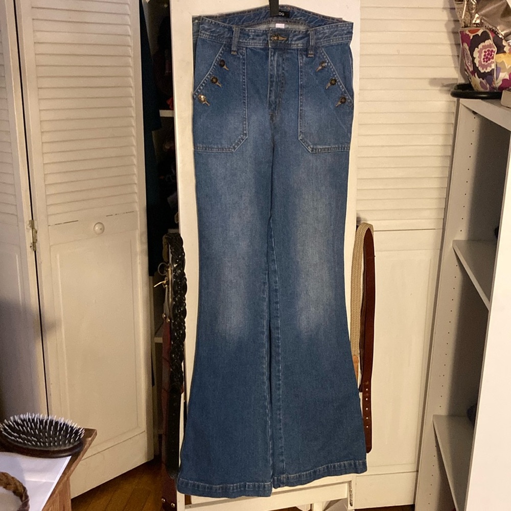 High rise Medium wash flare bootcut bell bottom jeans with button pockets.